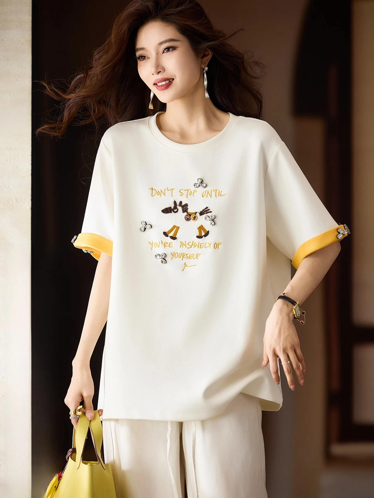 

Свободная повседневная женская футболка с коротким рукавом, новинка весенней коллекции, с вышивкой и пэчворком, в уличном стиле, из дышащей смеси полиэстера и хлопка