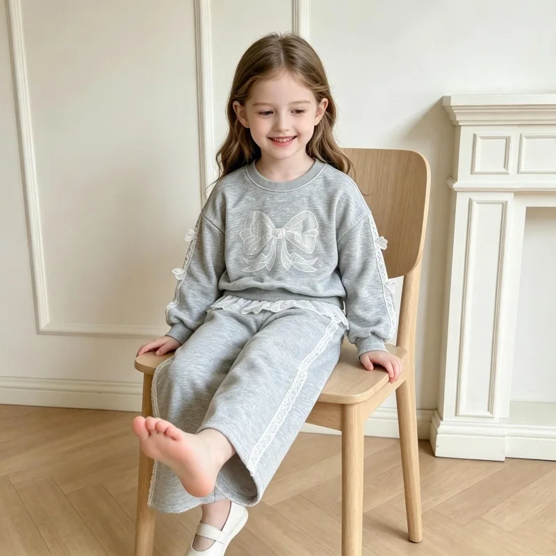 2026 Neue Herbst-Babykleidung für Mädchen, Kinder-Sweatshirt mit Schleife + Hosen mit Spitzen-Patchwork, 2-teiliger Anzug, modische Trainingsanzüge für Kinder – Detail 2