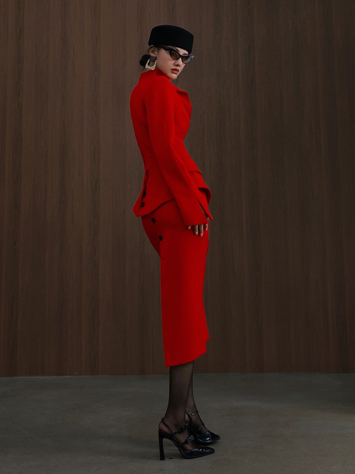 

2026 Spring New Retro Style Women's Suit Set with Bell Sleeves Waist Cinching Fish Tail Skirt Red Color Fashionable Ensemble