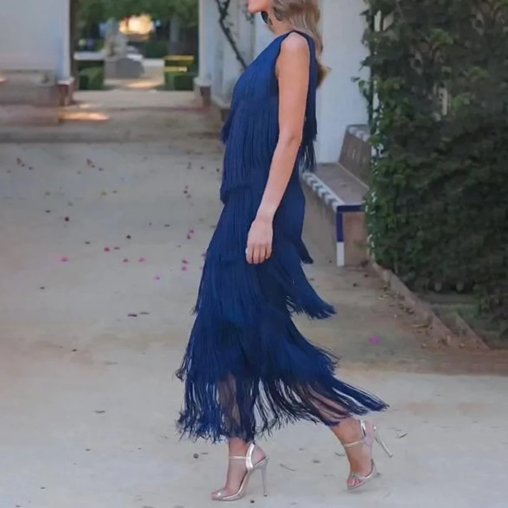 Robe de cintura alta dirigido na moda para mulheres com decote diagonal sedutor e camadas em cascata de borlas