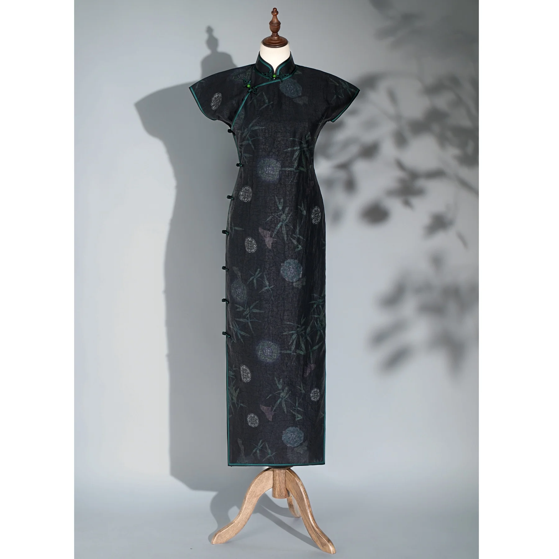 

Халат с ручной росписью в виде бамбукового флага, выполненный из древнего китайского шелка с узором черепахи, длинная вискозная юбка, короткий рукав, приталенный крой