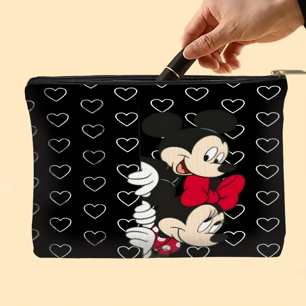 ディズニー ミッキーとミニー マウスの化粧品バッグ 1 個。象徴的なミッキーの耳、ミニーのリボン、水玉模様が特徴で、旅行に最適なジッパー付き収納バッグです。