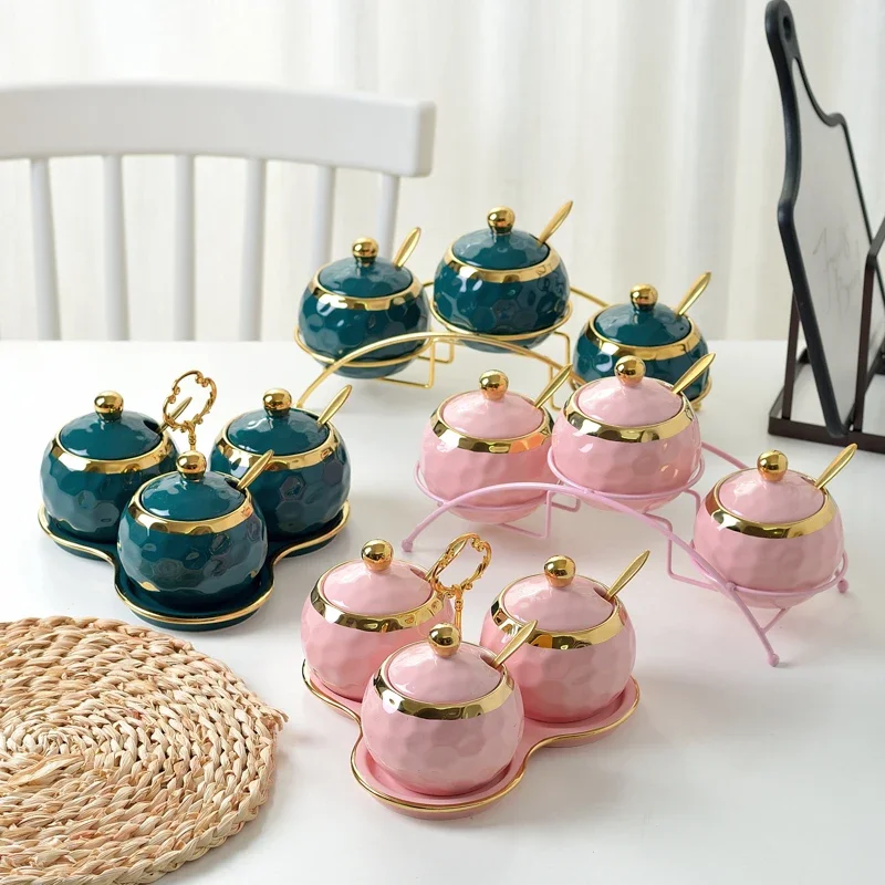 

Скандинавская керамическая банка для специй, набор из трех предметов, розово-зеленый набор коробок для приправ с металлической стойкой, комбинация контейнеров для специй для домашнего использования