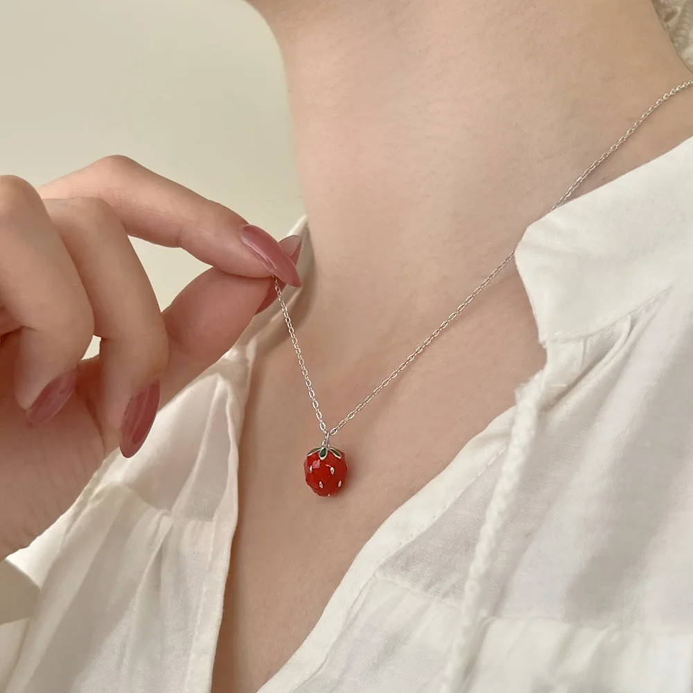 

Новое серебряное женское ожерелье S925, маленькая свежая клубничная цепочка на ключицу в лесном стиле для женщин