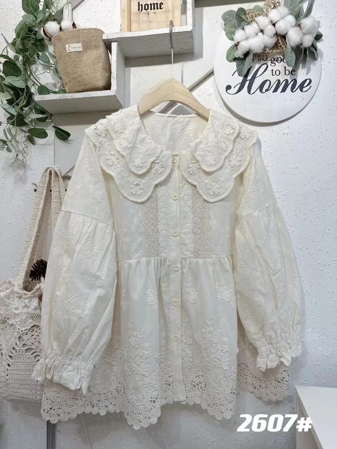 

Весенне-летняя двухслойная блузка с кукольным воротником, кружевными вставками и сложной вышивкой, из чистого хлопка, однотонная, в стиле кукольной одежды, милая, стандартного кроя.