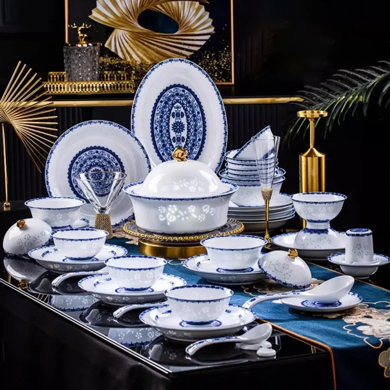 

Керамическая посуда высокого класса: изысканный набор из сине-белого фарфора