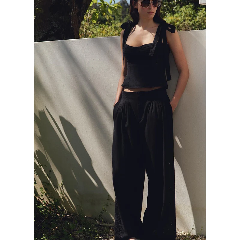 Conjunto de duas peças de top e calça com cintura alta, pregas, laço borboleta e bordado em mistura de linho, moda verão femi...