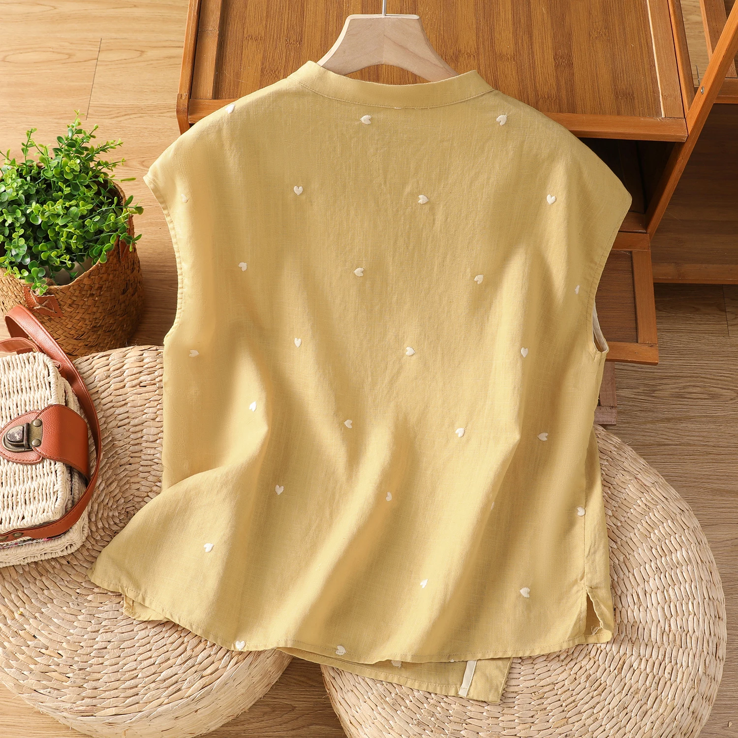 

Новый китайский хлопковый льняной топ на пуговицах в национальном стиле, летний новый художественный желтый топ с вышивкой в виде маленького сердца, желтый футболка...