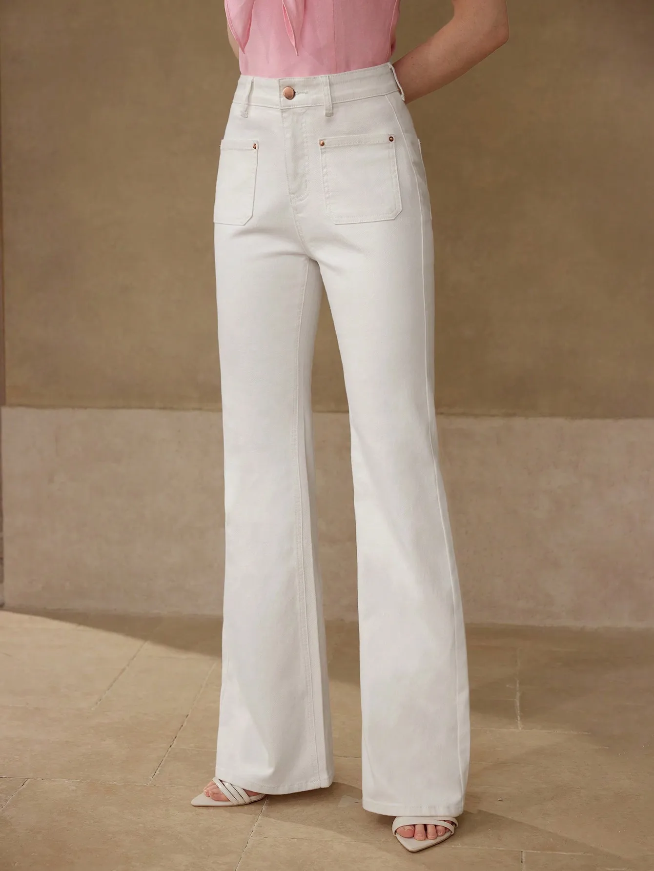 

Женские джинсы-клеш с высокой талией и задними карманами