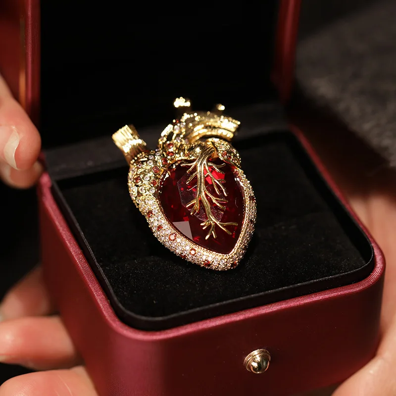 2026 Luxury Minimalist Jewelry Heart-shaped Brooch with High-Quality Antique Artistic Touch for Women's Fashion Accessories