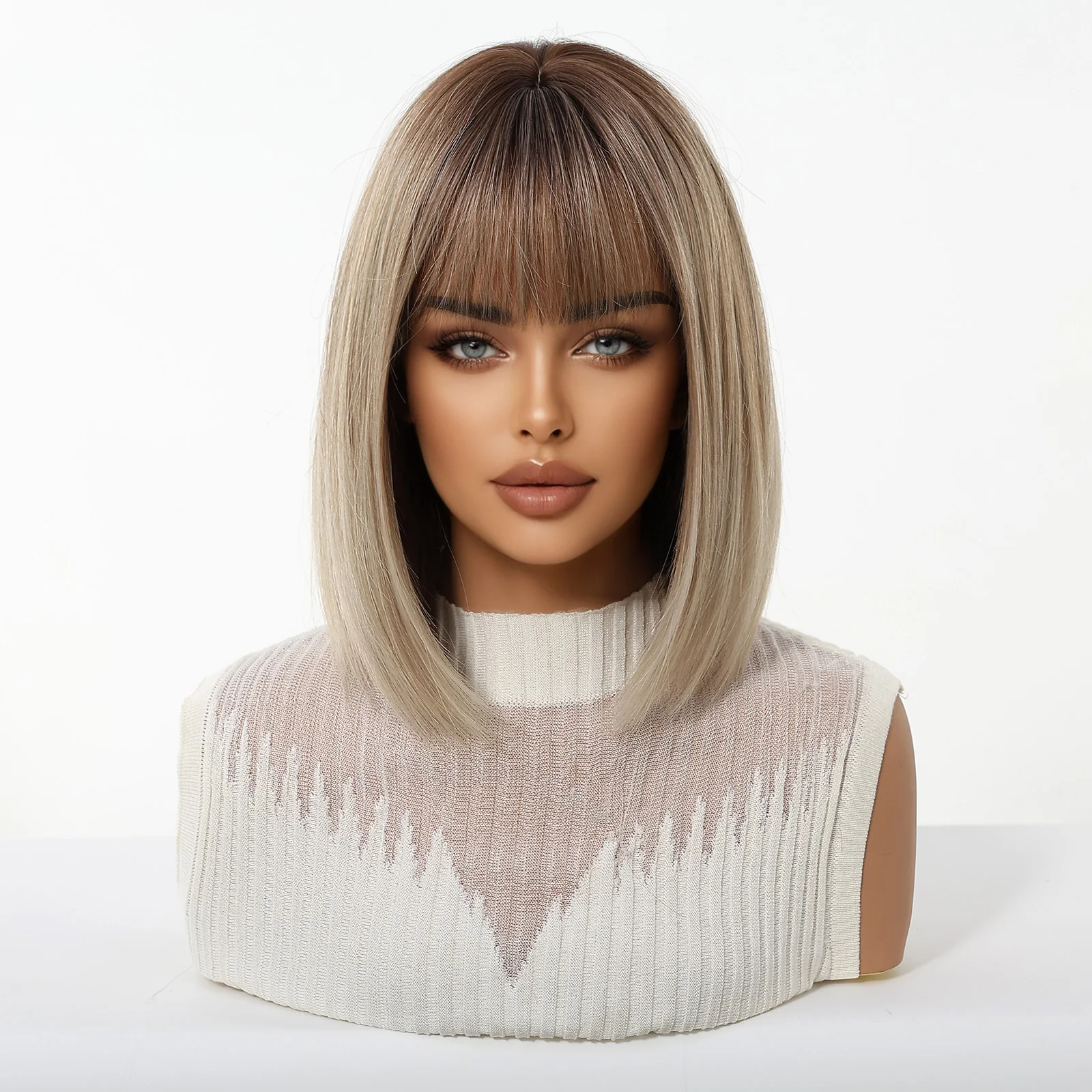 باروكة صناعية قصيرة الطبقات بني فاتح أومبير بوب مستقيمة ذات مظهر طبيعي مع غرة مقاومة للحرارة للنساء يوميًا