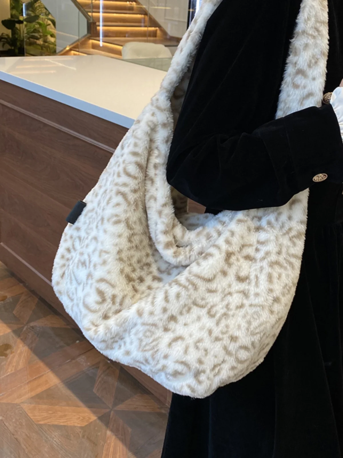 Casual Soft Large Capacity Bag For Women 2024 New Work Shoulder Bag Popular Leopard Print Fur Bucket Bag