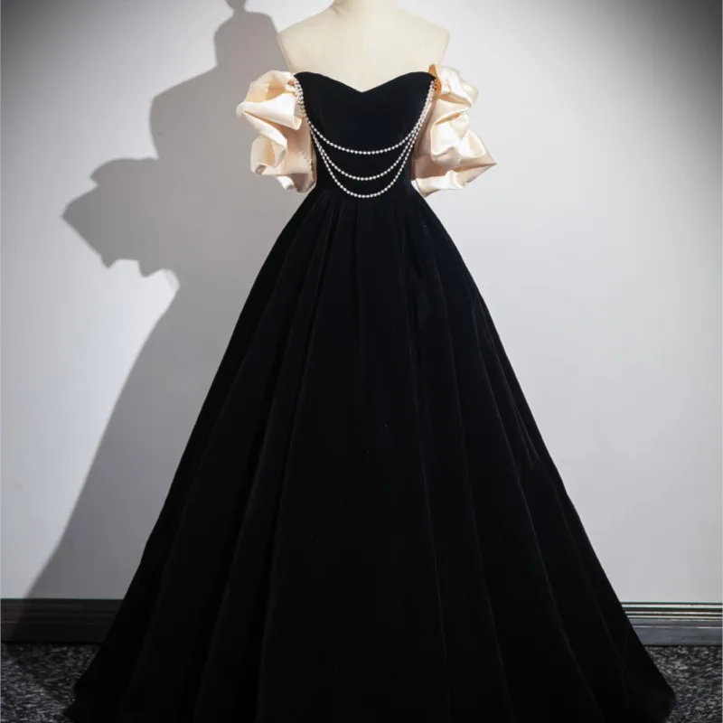 

Light luxury niche will host a powerful banquet sense black couture dress