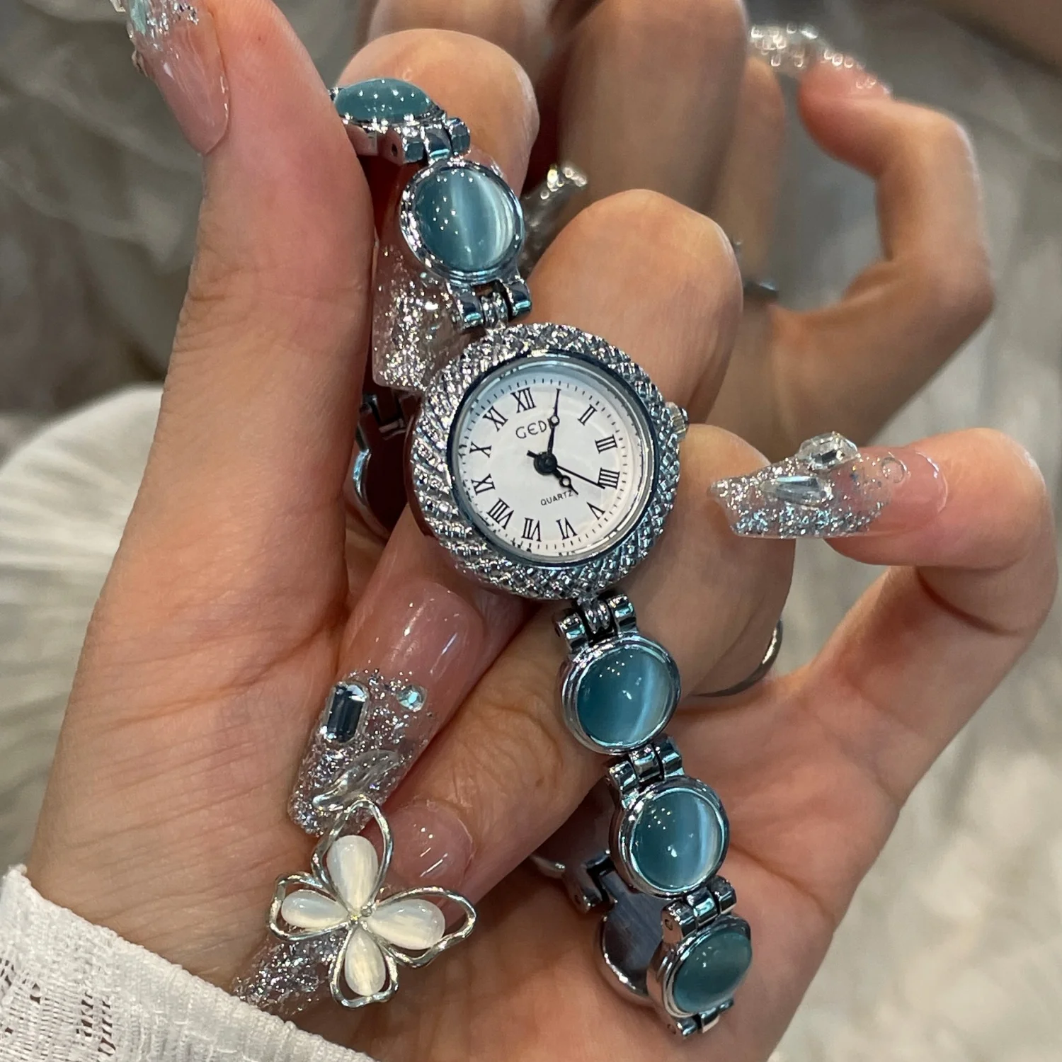 

Women's bracelet watch, small dial, artistic and sophisticated wristwatch, trendy women's watch, luxurious and high-quality.