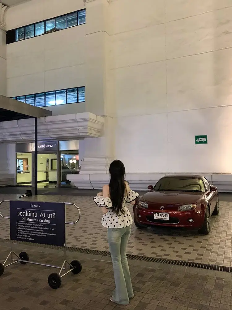 Weißes Hemd im französischen Stil, elegantes, schulterfreies, kurzärmliges Hemd mit Polka Dot, Sommer-One-Shoulder-Rüschen-Chic-Top