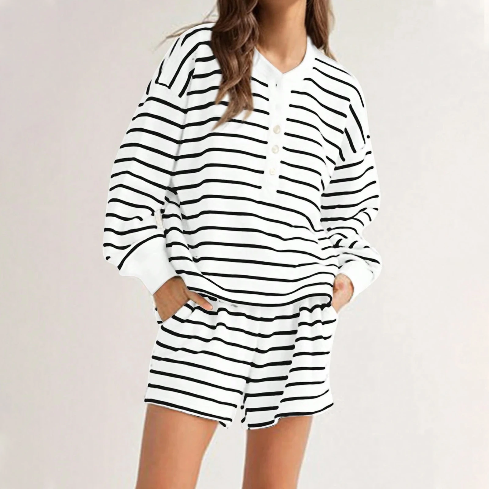 طقم كلاسيكي نسائي مخطط بأكمام طويلة مع شورت بخصر مطاطي ملابس صيفية مرقعة