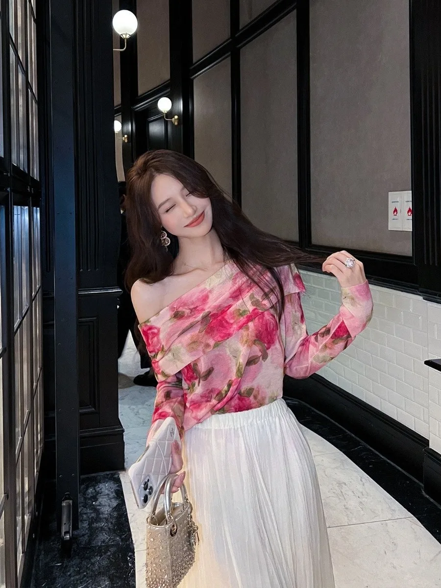 

Elegant Fashionable Slimming Long Sleeve Floral Print Women's Top Elegant Style V-Neckline Versatile Spring 2026 New Arrival