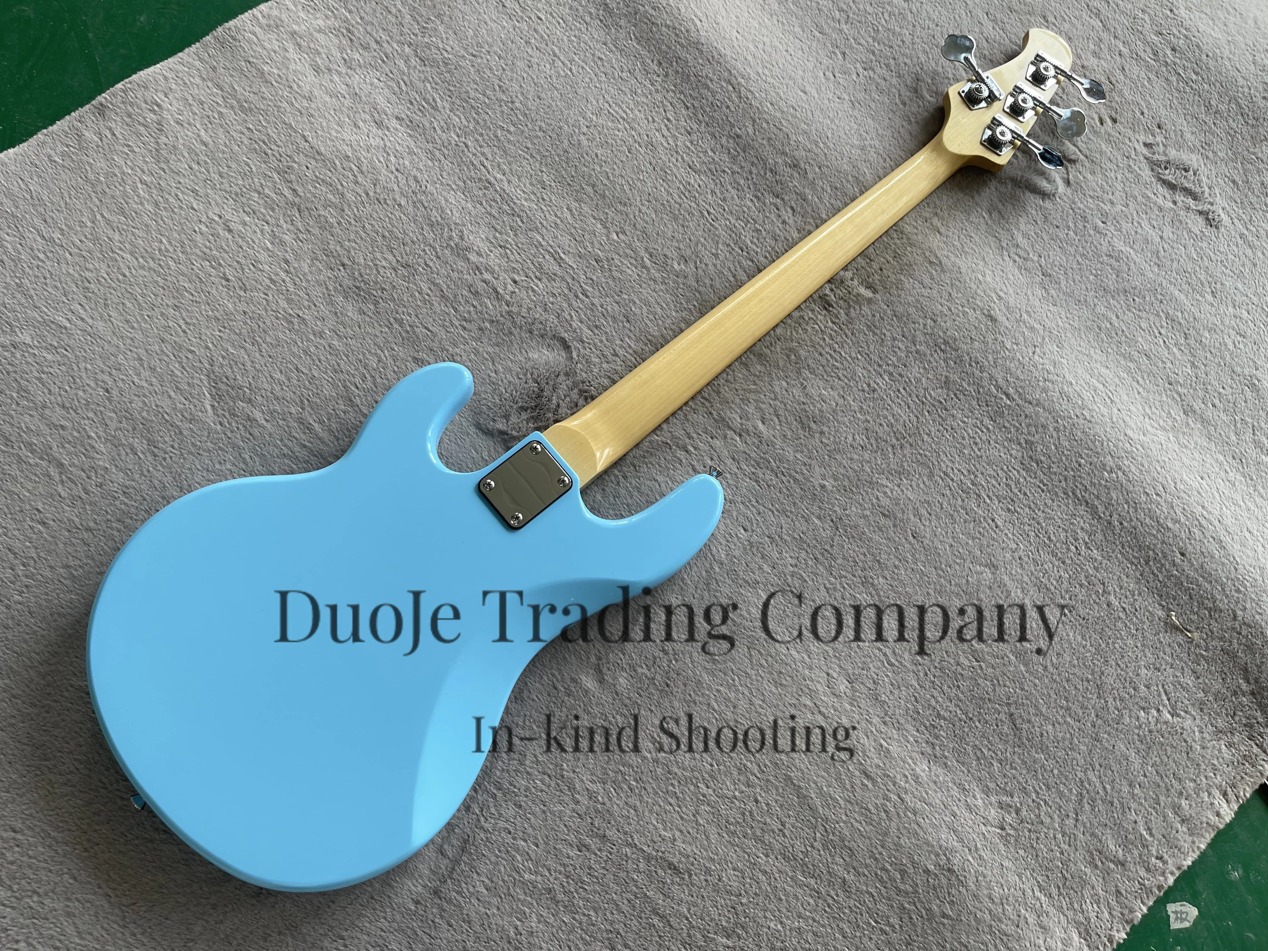 

Бас-гитара небесно-голубого цвета, изготовленная на заказ, 4-струнная, корпус из цельного дерева, гриф из клена, белый звукосниматель, фиксированный бридж, белая накладка на гриф.