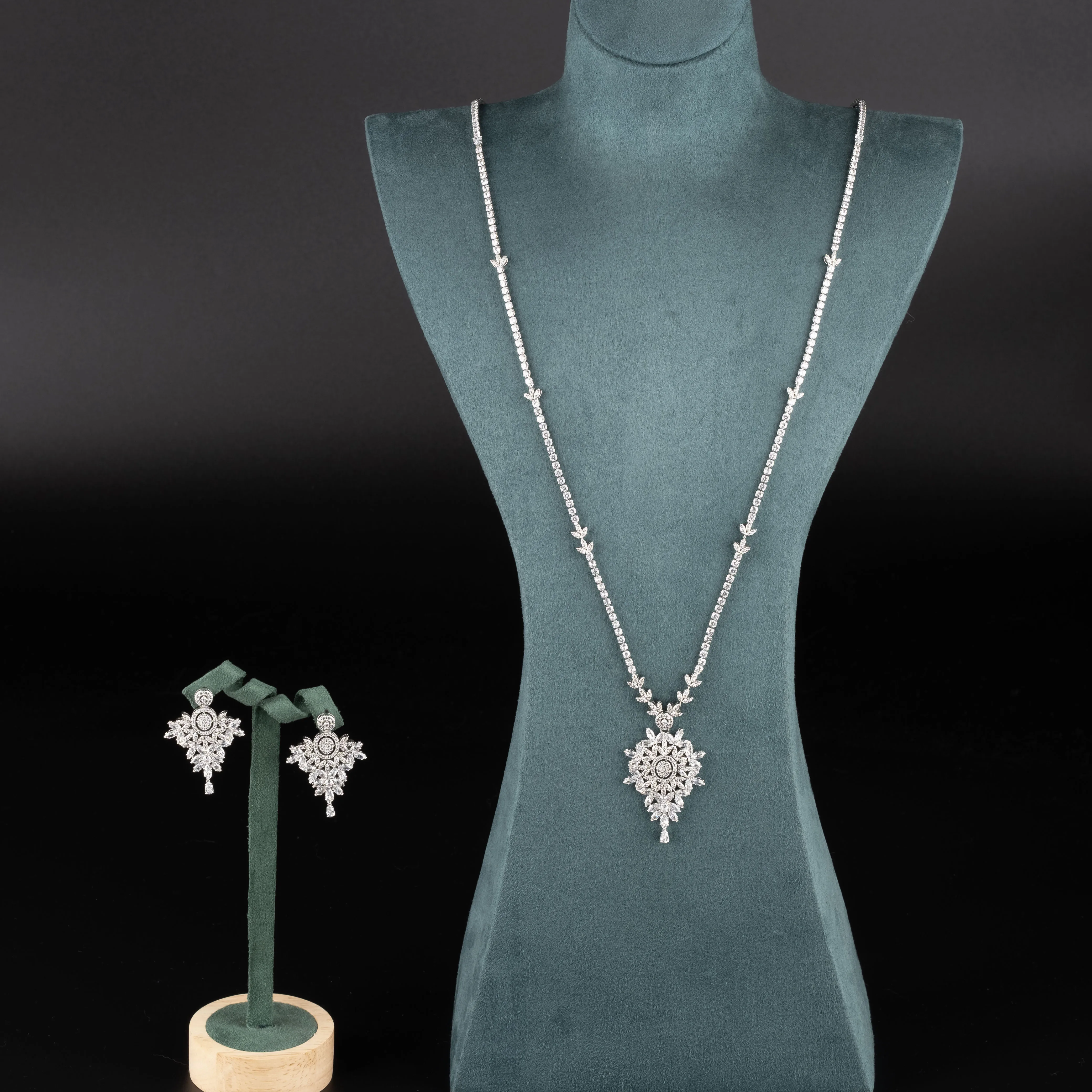 

1 Set of Elegant Cubic Zirconia Snowflake Design Jewelry Set Suitable for Women's Daily Wear and Parties. Includes a Pair of Earrings and a Necklace. Gift Box Not Included