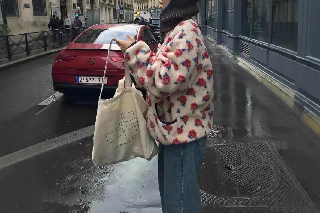 2025 Winter New Rose Shake Fleece Retro Warm Zipper Casual Coat