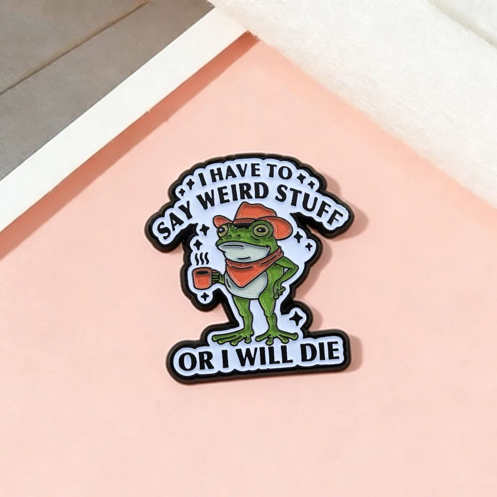 Lustiger Cowboy-Frosch Emaille-Pin „Ich muss seltsame Dinge sagen, sonst sterbe ich“ Brosche, seltsames Humor-Abzeichen, niedlicher Tierfreunde-Schmuck, Geschenk – Detail 8