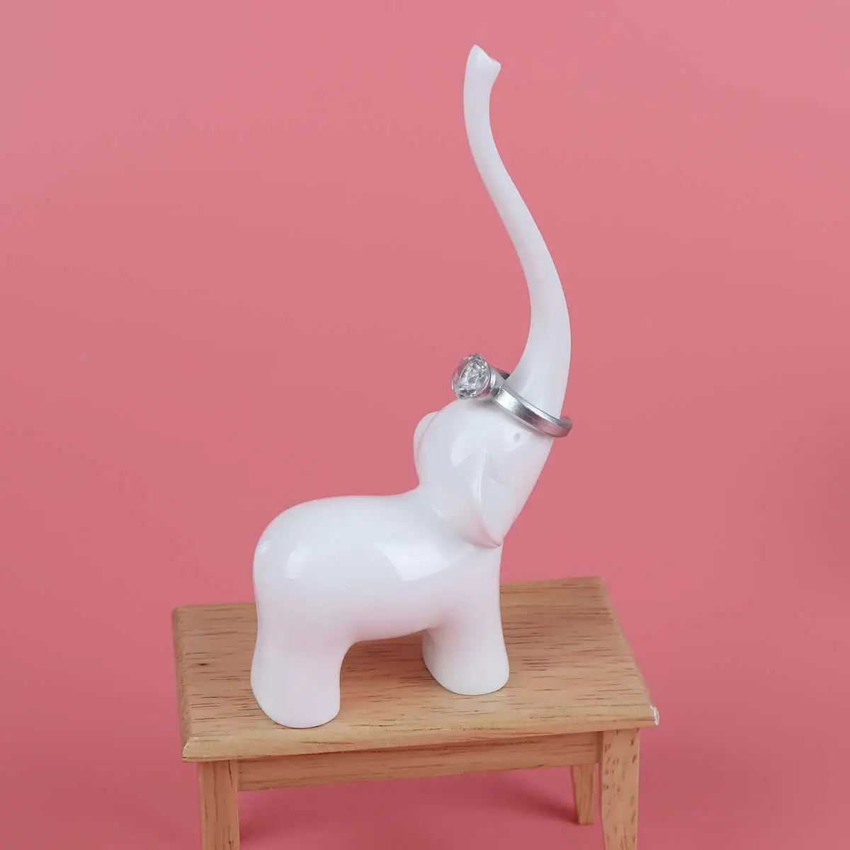 

Подставка-органайзер для украшений: компактный держатель для колец, серег, ожерелий и браслетов