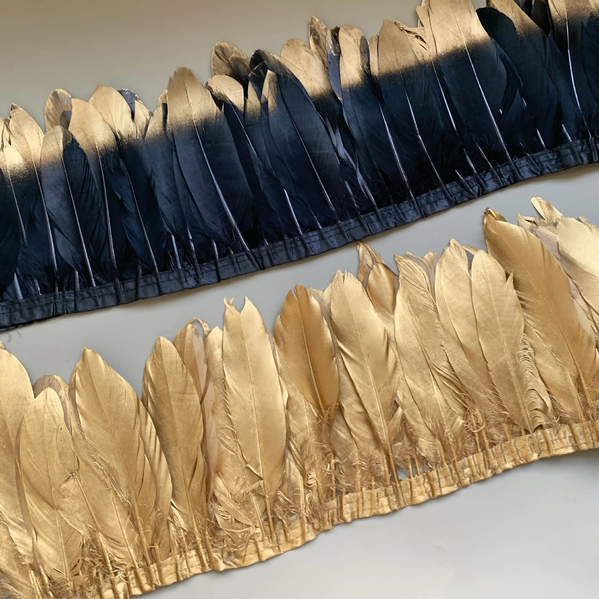 Aksesoris Pakaian Bulu Angsa Berujung Runcing Perak dengan Renda Emas di Tepi Kain Mengambang Besar untuk Pesta Pernikahan