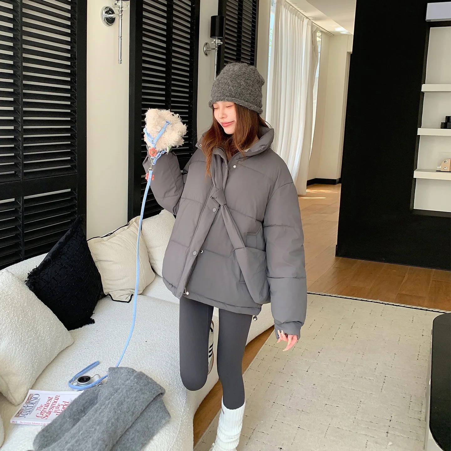 جديد الوقوف طوق بلون المرأة معطف الشتاء الكورية بسيطة طويلة الأكمام سترة دافئة مع حقيبة عارضة أزياء رشاقته معطف