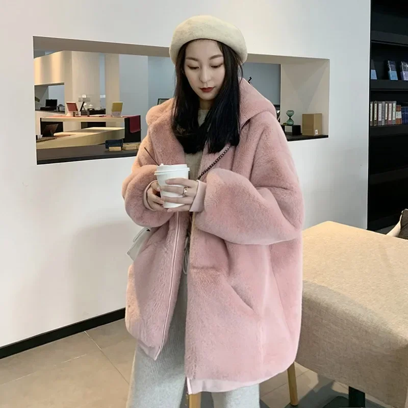 Giacca in peluche da donna invernale imitazione pelliccia di coniglio Rex medio e lungo nuovo cappotto ispessito con cappuccio per donna