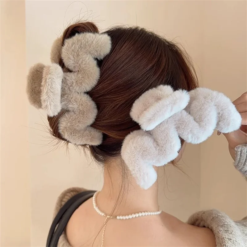 Korean Fashion Winter Plush Big Wave Shape Hair Claw Faux Fur Shark Clip 13cm Large Hairpin Elegant Women Hair Accessories