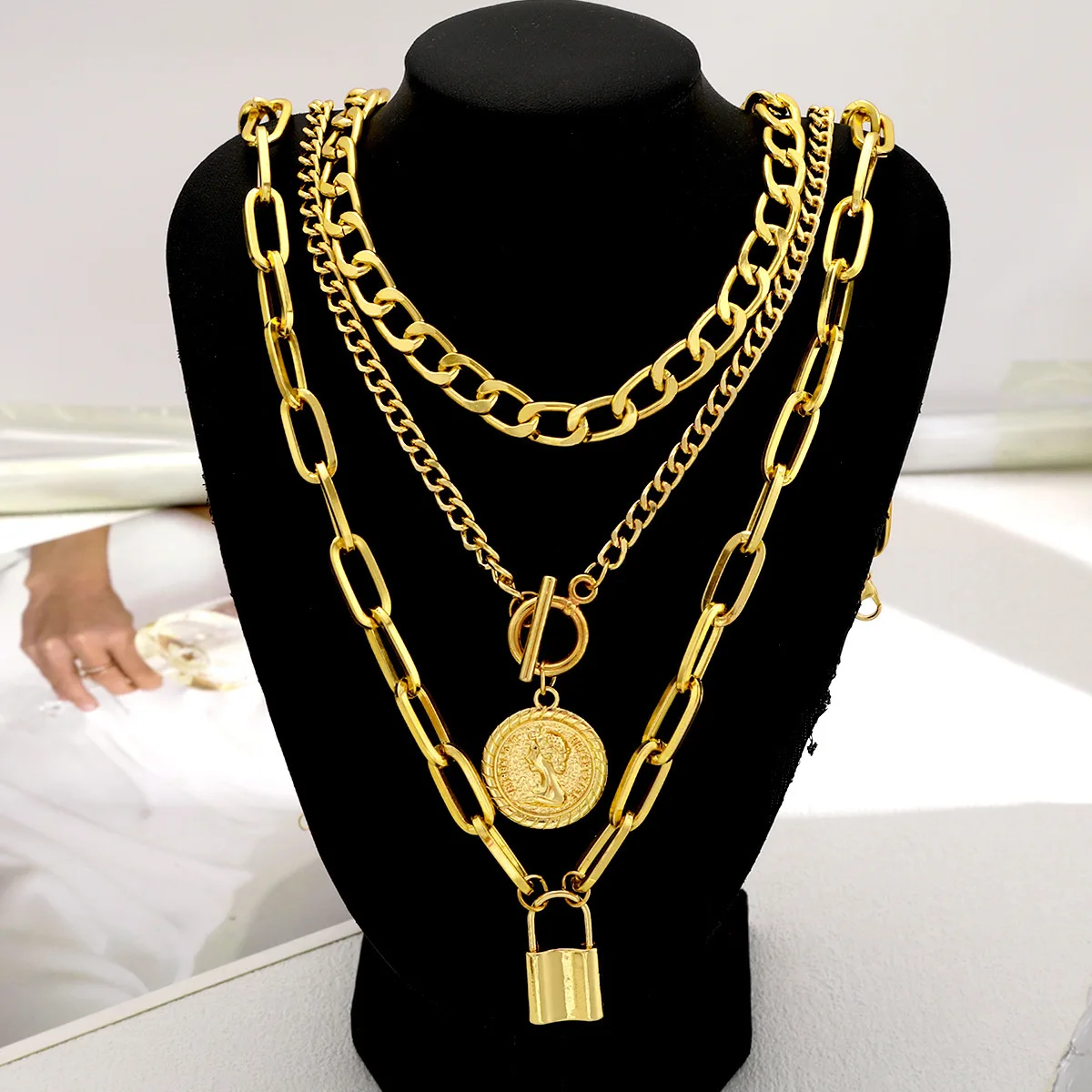 1pcs New Fashionable high-end Sense Minimalist Necklace Set With OT Buckle Embossed Disc Pendant And Retro Necklace Accessory