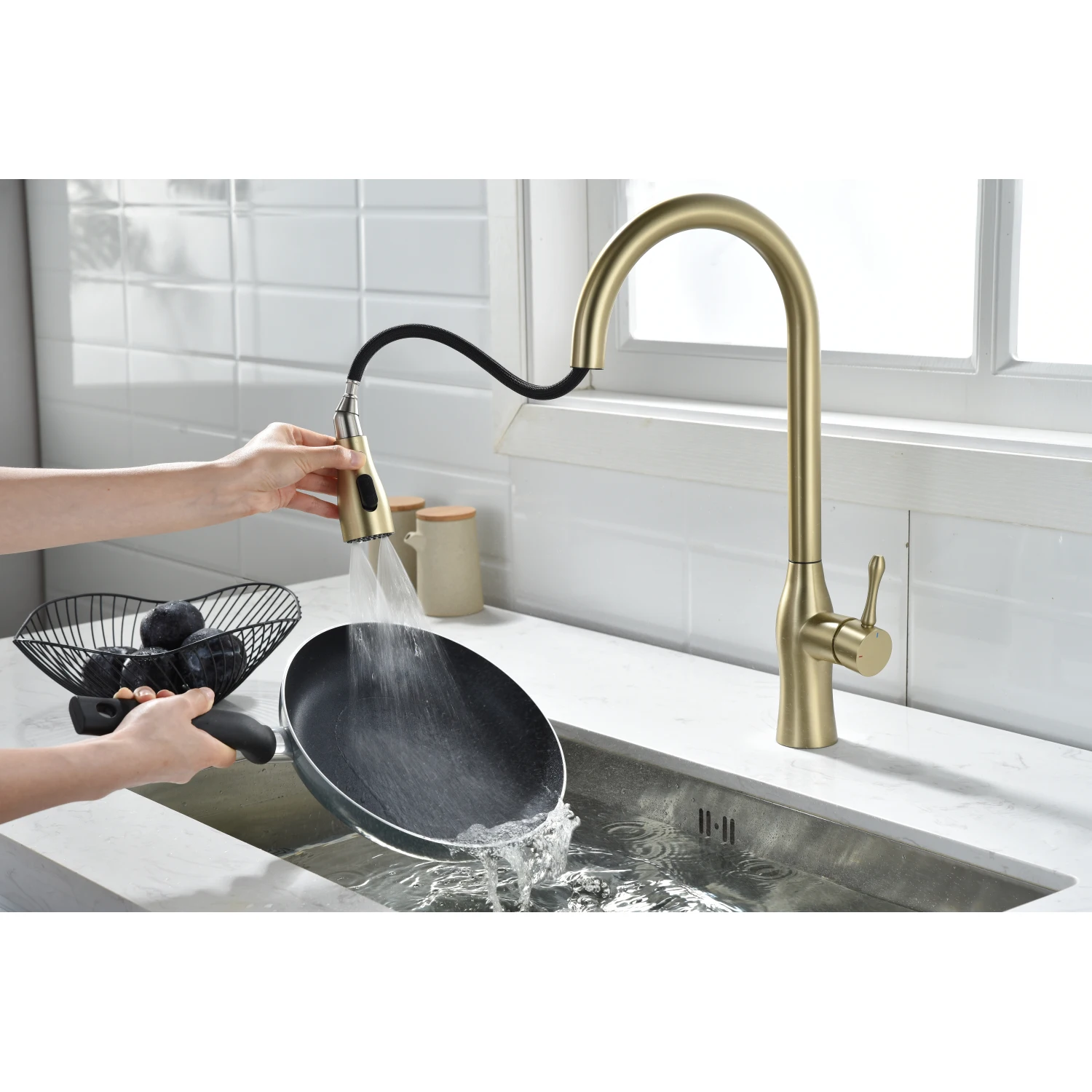 

Pull-Down Single Handle Kitchen Faucet in Brushed Gold