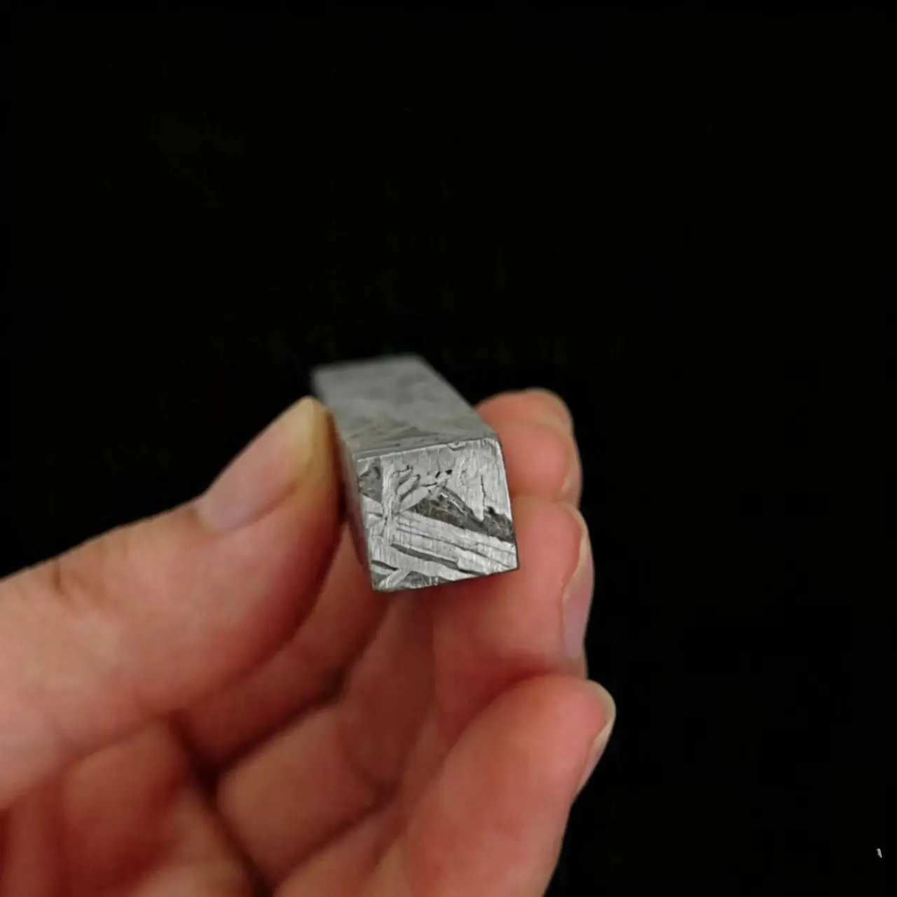Rare 1Pcs Meteorite Specimen Rare Aletai Iron Meteorite Cube Cut Collector's Grade Home Decorative Ornament 5X1X1mm about 45g