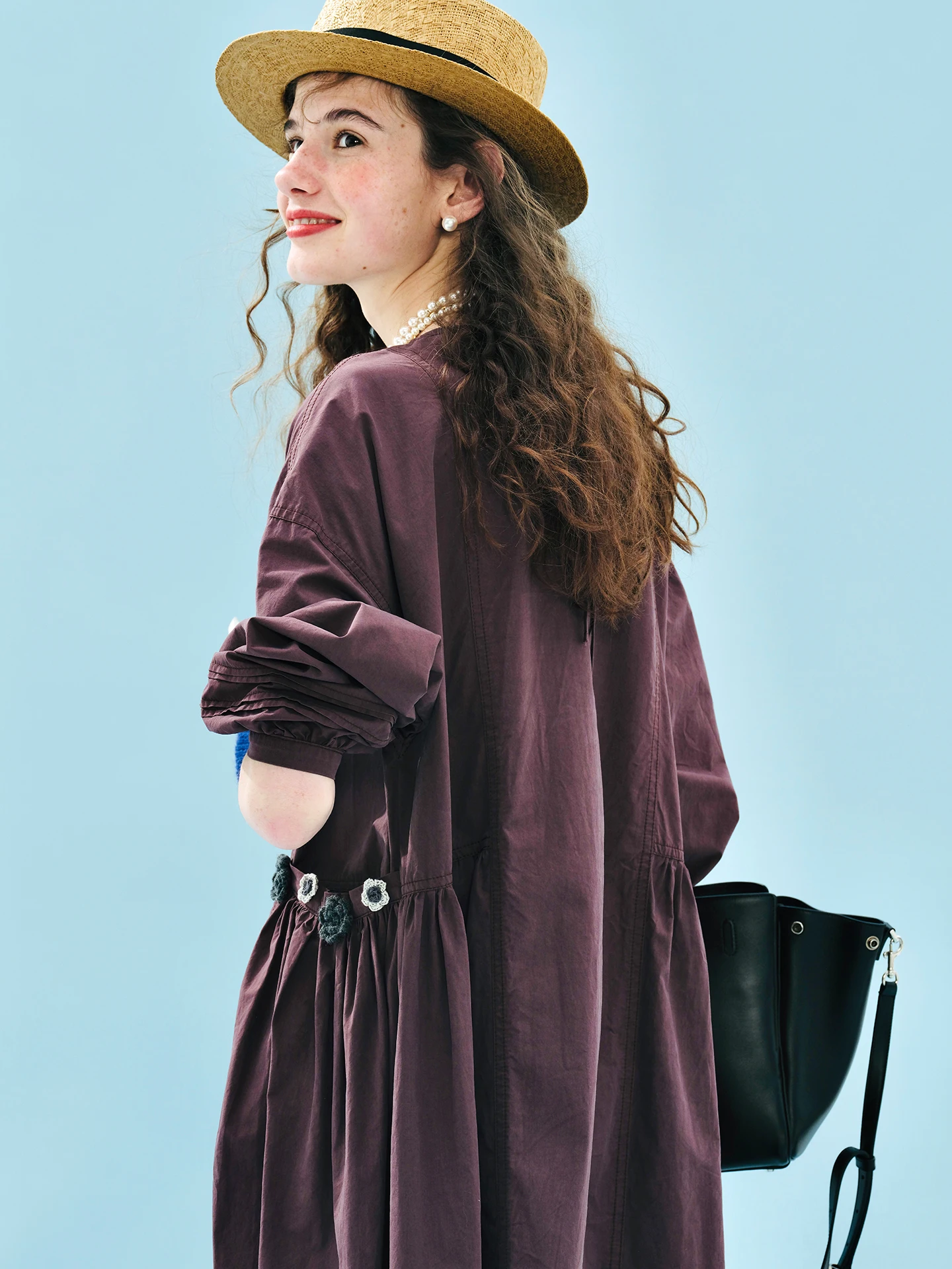 Abito midi bordeaux a maniche lunghe con bottoni decorativi Ideale per il fine settimana informale Affascinante e senza sforzo 255138