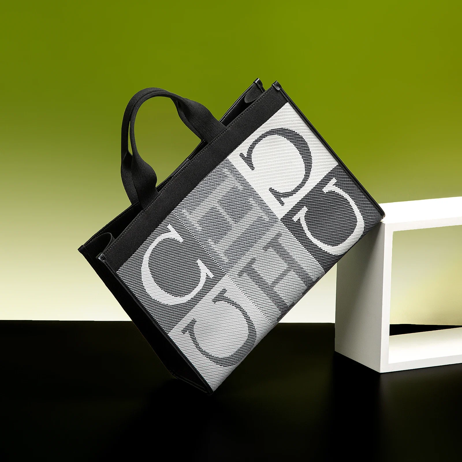 

Color-blocked Design Seasonal New Arrivals Stylish Women's Tote Bag Minimalist Lettering Design Meticulously Crafted