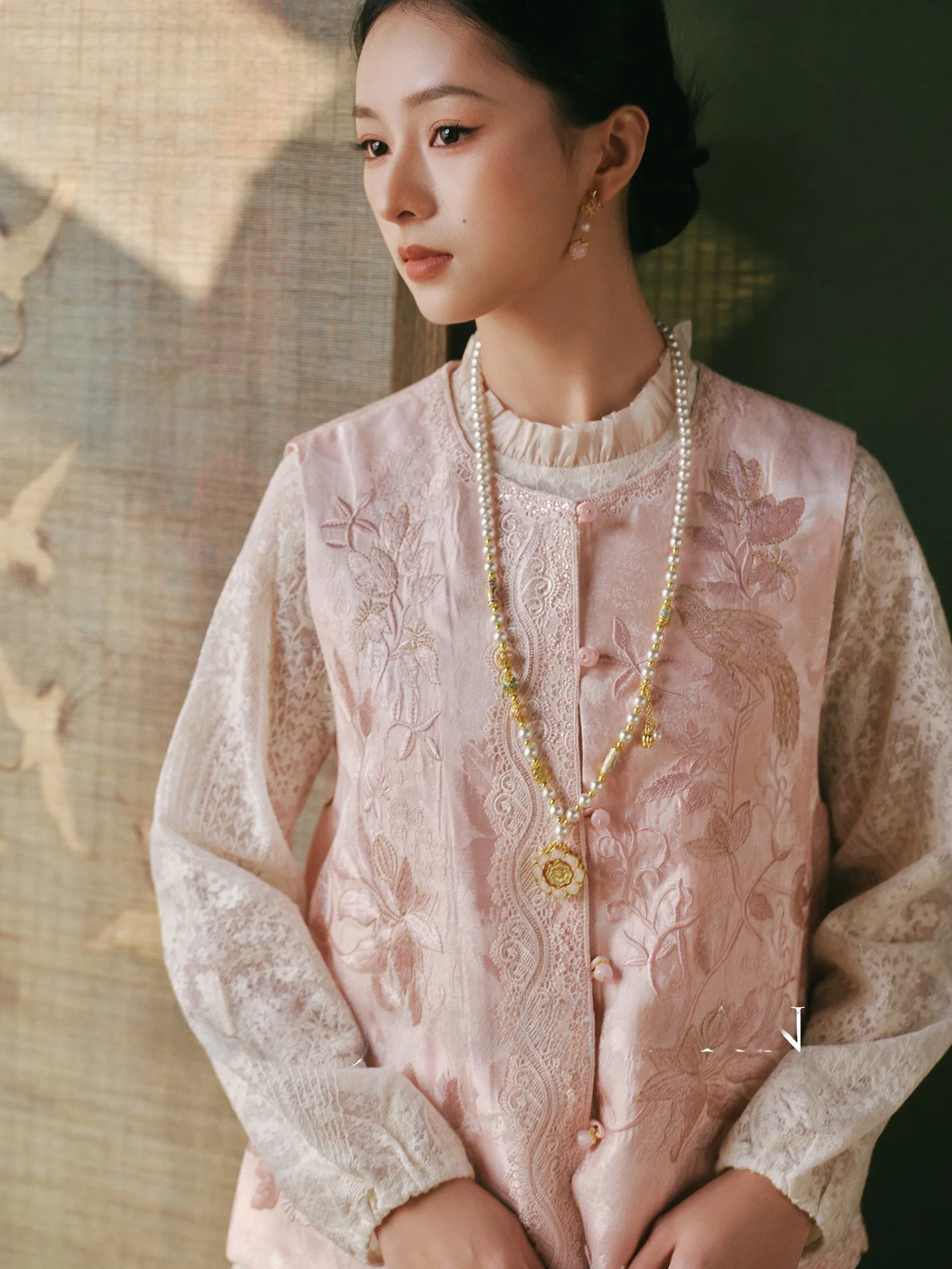 

Mega Pasture Jiangnan New Chinese Style Women's Vest Fashionable Layered Top Floral Embroidery Light Weight Short Sleeve