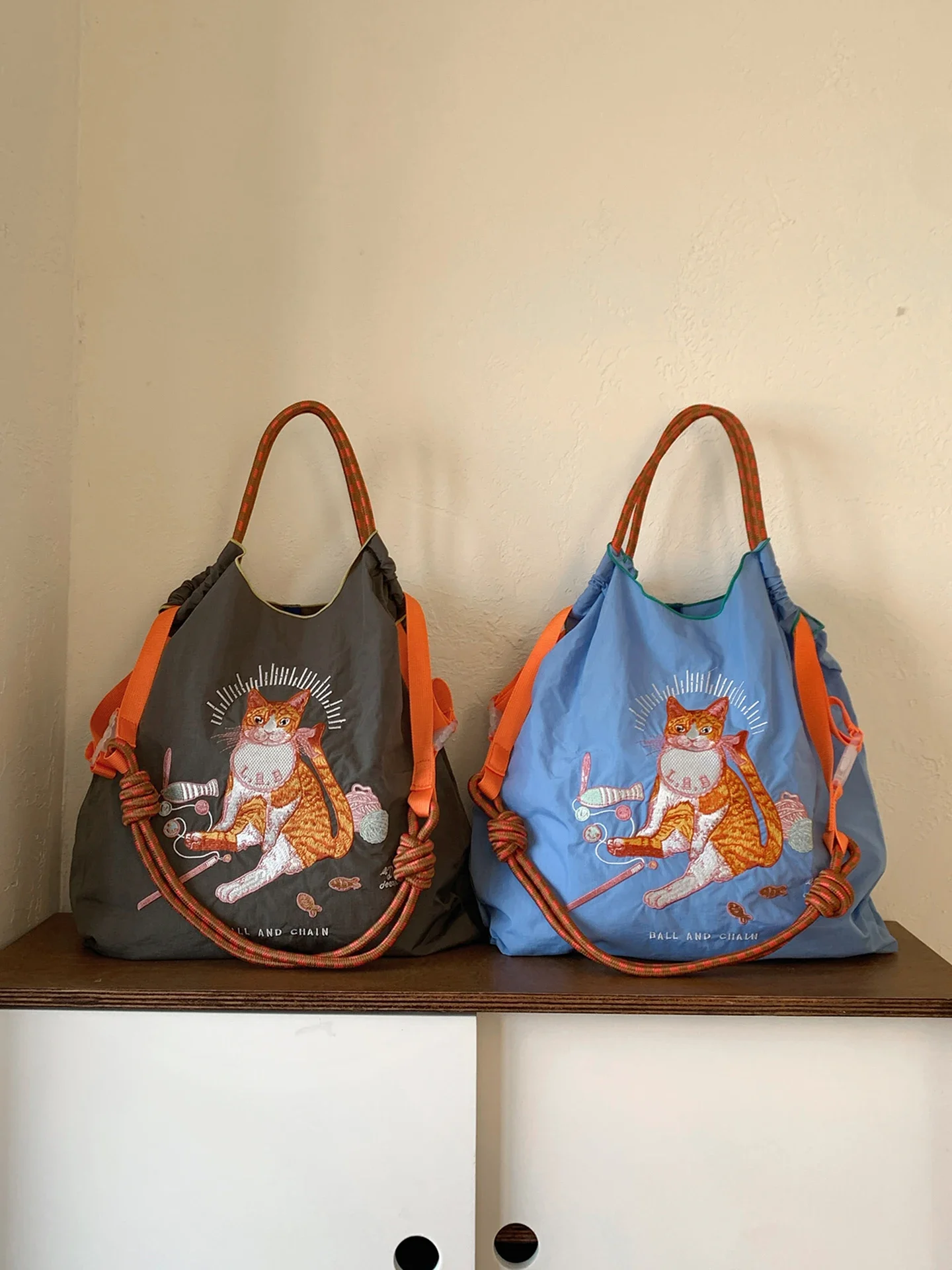 Neue modische Damenhandtasche mit Katzenmotiv-Stickerei, Einkaufstasche aus Nylon, Umhängetasche für Pendlerinnen, Damen-Crossbody-Tasche – Detail 3