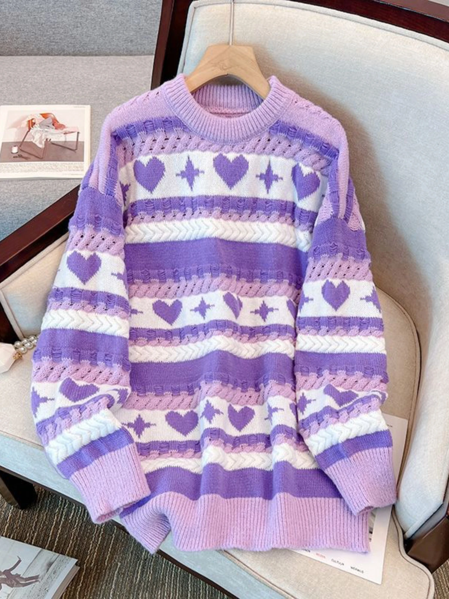 하트와 별 자카드 니트가 있는 여성용 두꺼운 라운드넥 스웨터, 루즈한 속이 빈 스트라이프 스위트 스타일 탑, 가을과 겨울에 매일 나들이를 위한 귀여운 의상/여자친구 모임에 적합