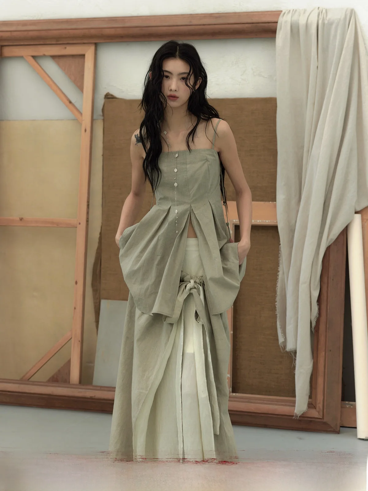 

Длинный широкий топ-бюстье с оригинальным дизайном, плиссировкой, разрезом и вставками, а также многофункциональная юбка с завязками и декоративными вставками.