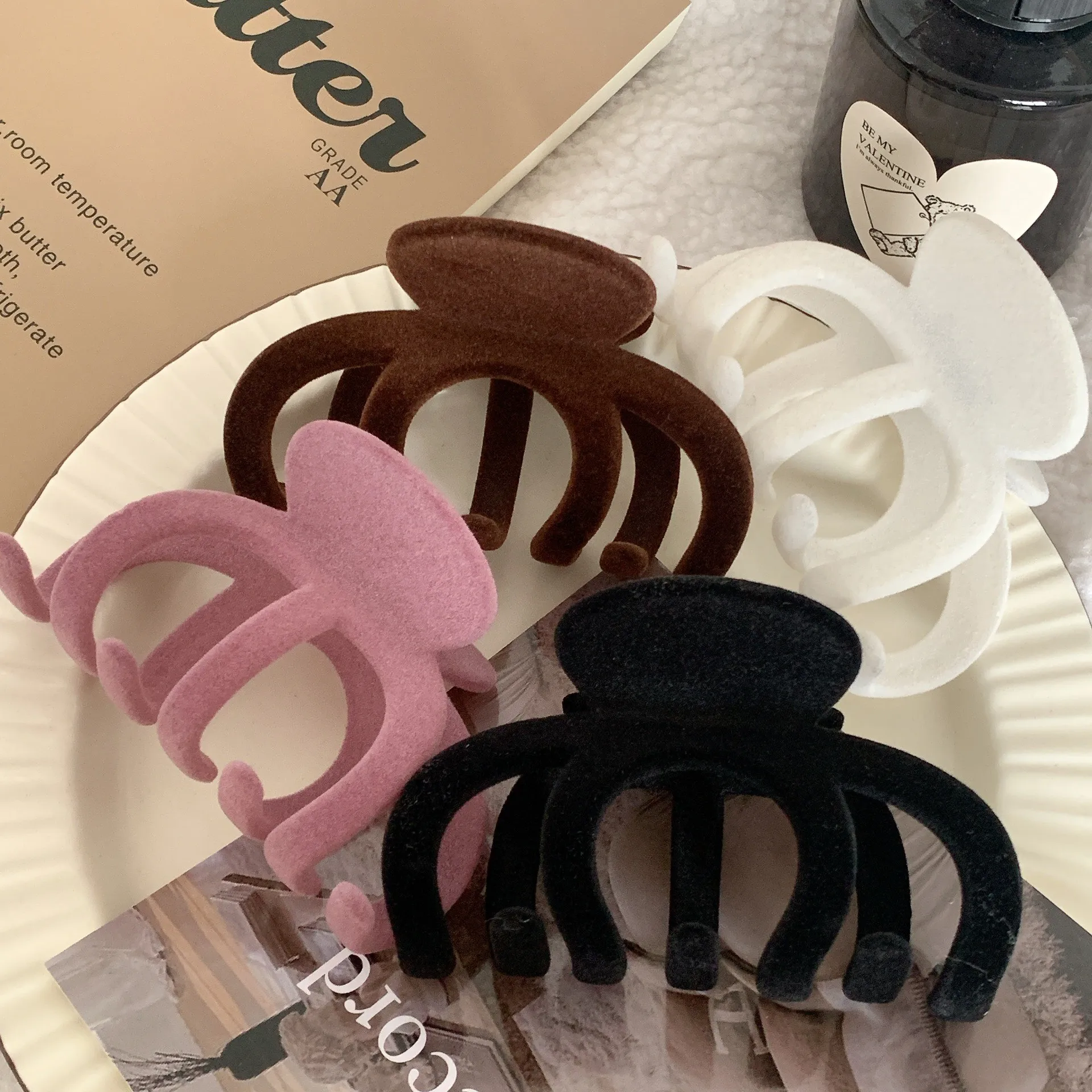 Elegant Flocking Large Crab Hair Claw Clips Women Girl Velvet Ponytail Holder Hair Clamp Barrettes Clip Hair Accessories Fashion