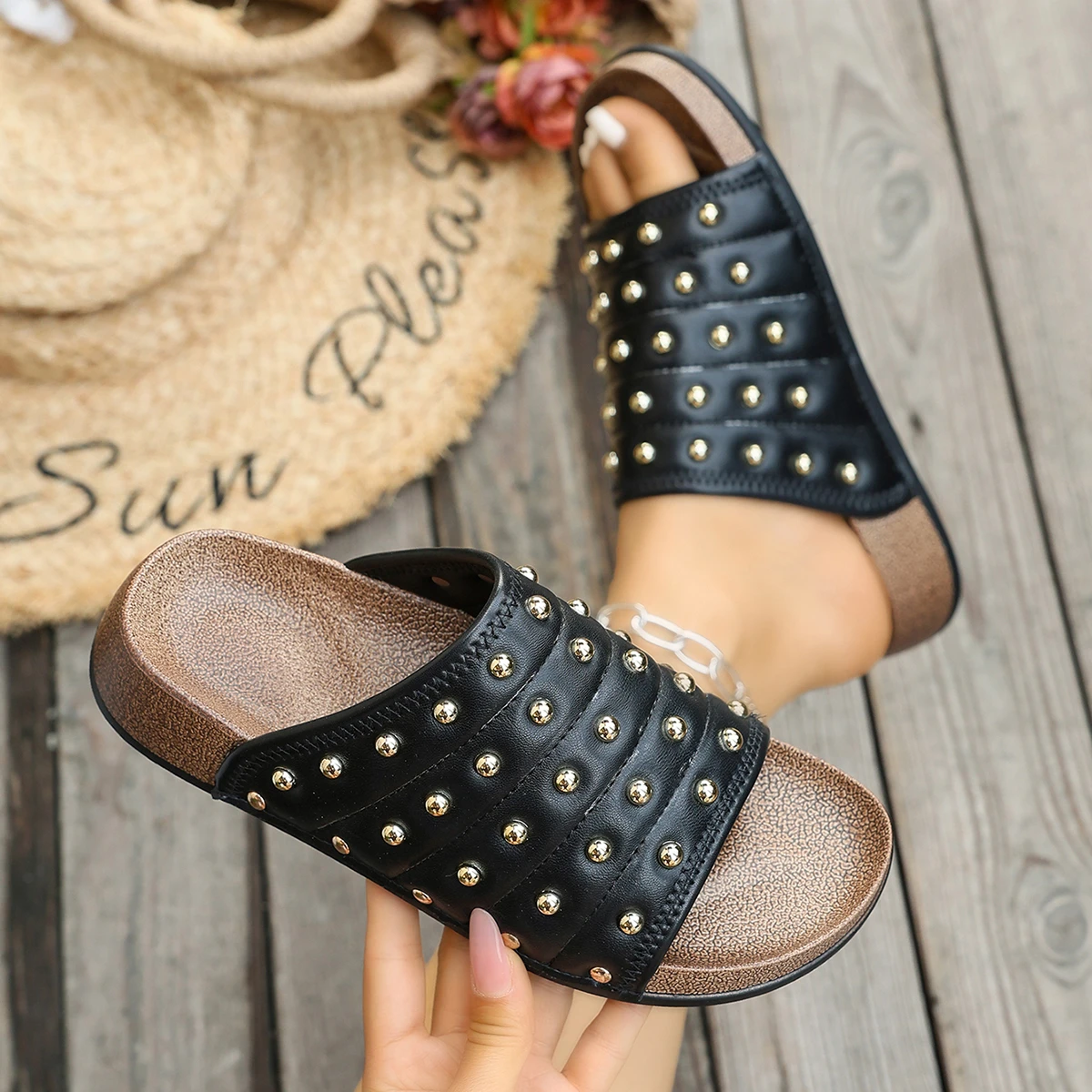

2026 Summer New Fashion Rivet Designer Women's Slippers Outdoor Casual Round Toe Thick Sole Leather Beach Party Ladies Slippers
