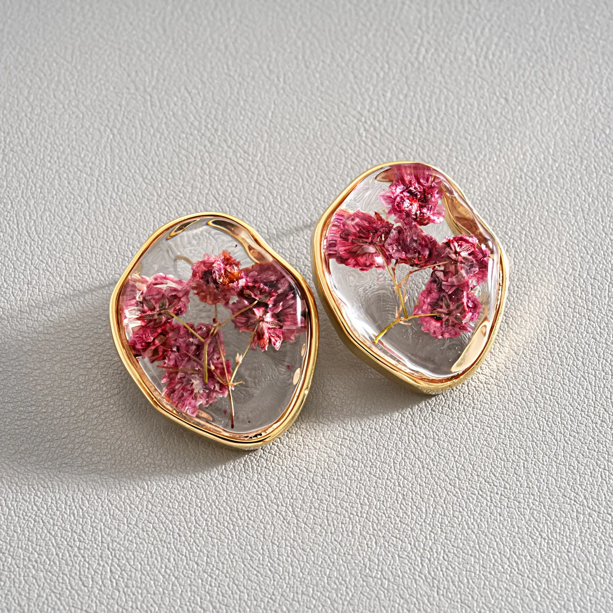 Inlaid Flower Resin Stud Earrings for Women Sweet Gold Color Wavy Frame Geometric Ear Studs Vacation Bohomian Holiday Jewelry K