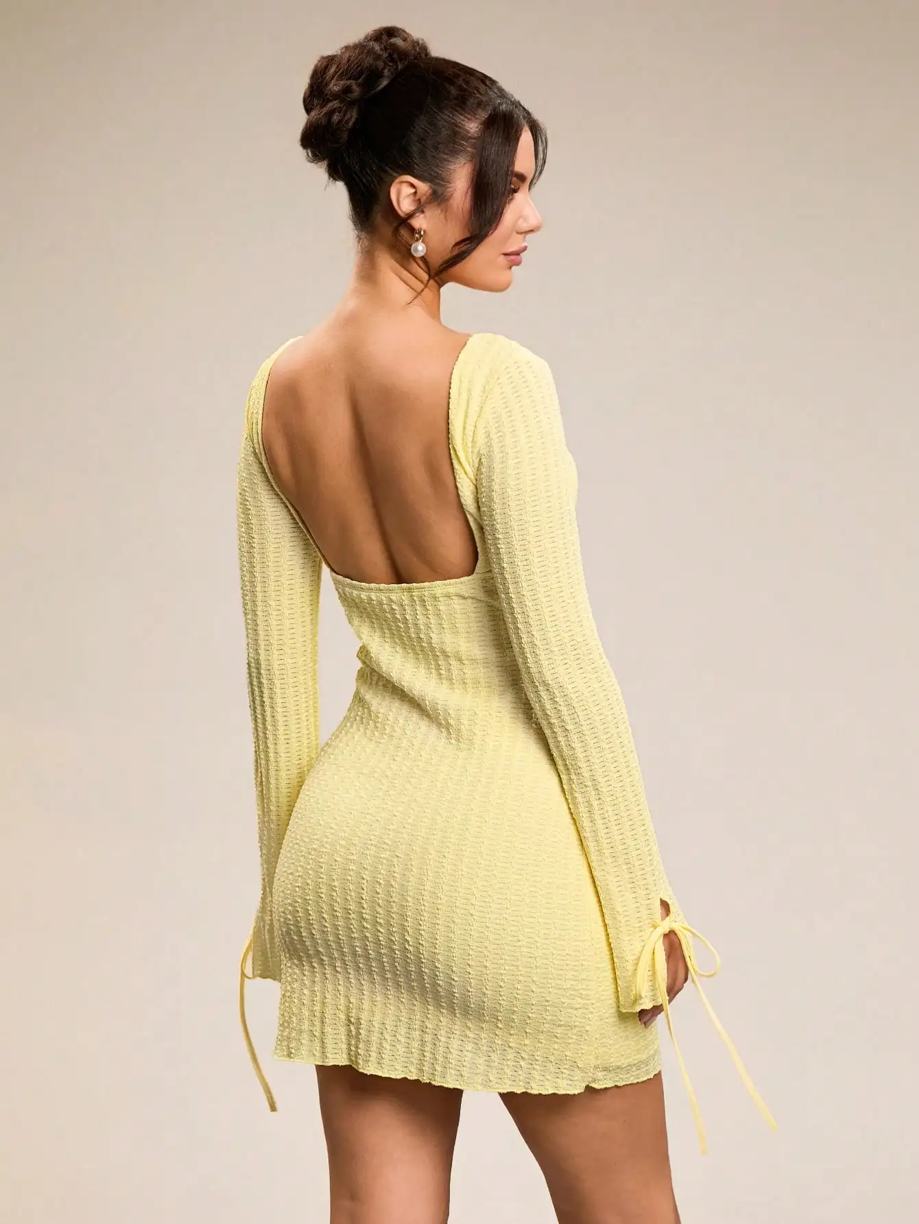 

Светло-желтое мини-платье без спинки с длинными рукавами и завязками на манжетах для пляжной вечеринки или выхода в свет