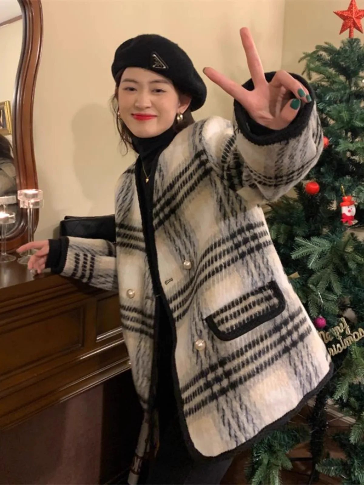 plus Size Women's Winter Thickened Cotton Lined Woolen Coat Casual Commute Style Button up Long Sleeve V-Neck Plaid Coat