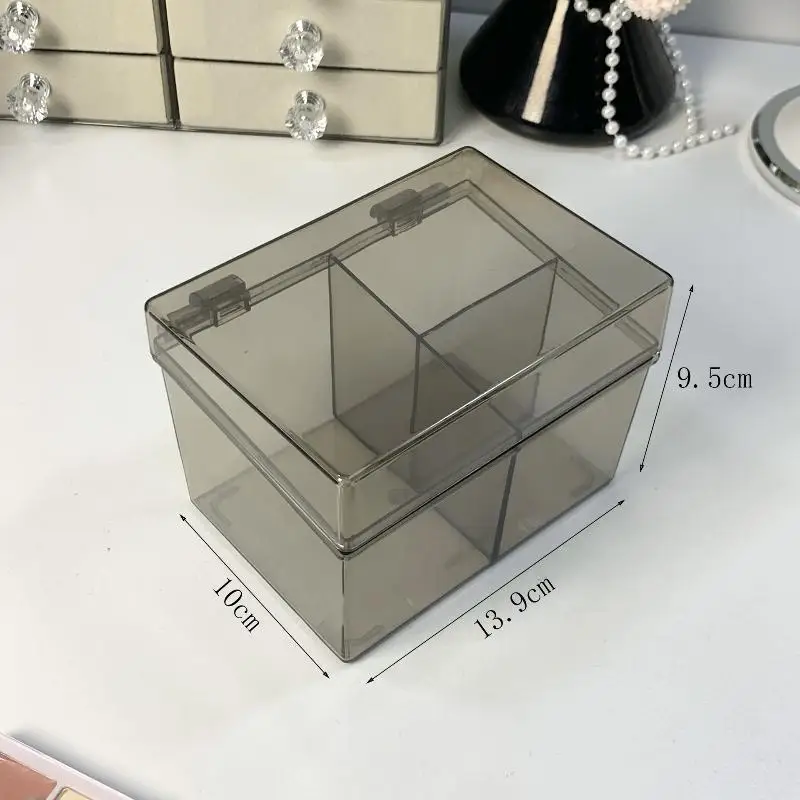 Transparenter Kunststoff-Aufbewahrungsorganizer mit 3 Fächern und staubdichten Klappdeckeln für die Aufbewahrung von Wattestäbchen, Haaraccessoires und kleinen Gegenständen im Badezimmer. – Detail 8
