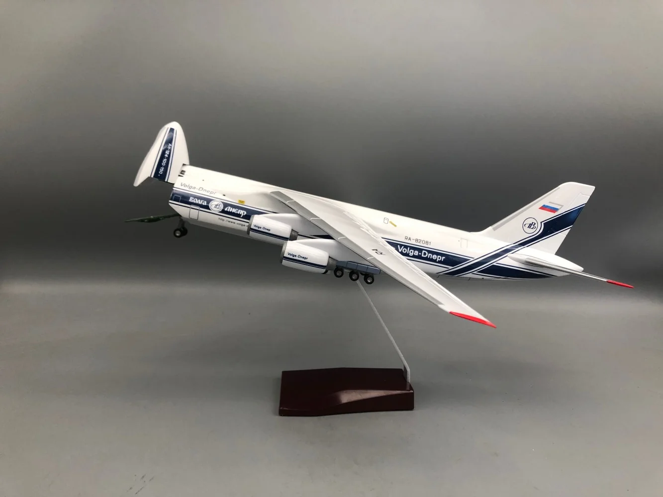Flugzeugmodell im Maßstab 1:165, 42 cm, An-124 Volga Dnepr, Resin-Modellflugzeuge, Druckguss, zu öffnende Kabinentür, für Luftfahrt-Souvenir, mit Ständer