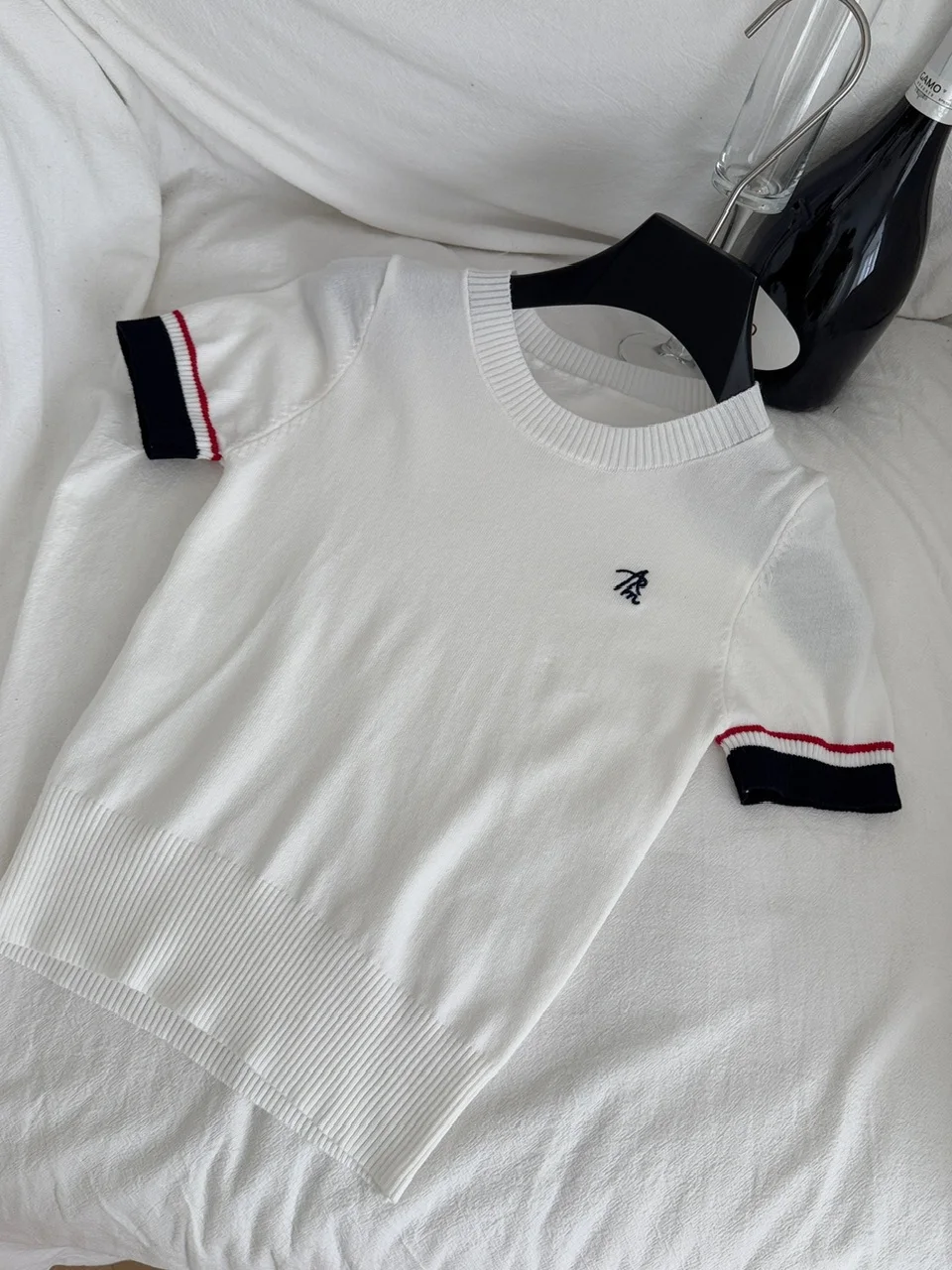 Setelan Dua Potong Slim Fit Musim Panas Wanita dengan Rok Lipit dan Kaos Rajut Elastis Putih Retro Amerika.