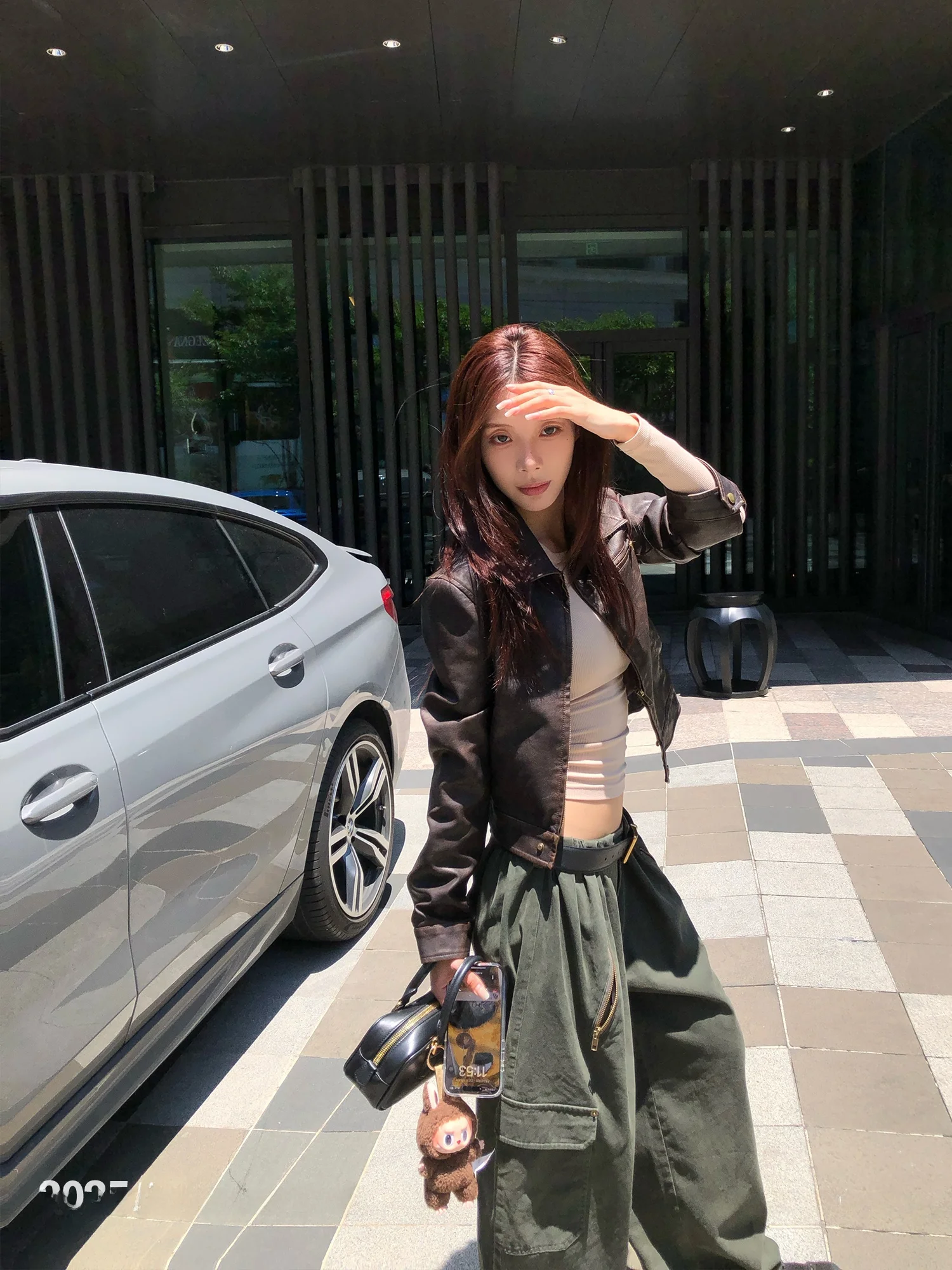 スリムフィットアメリカンスタイルショートレザージャケット女性の春PUレトロオートバイジャケットトップジッパー装飾長袖