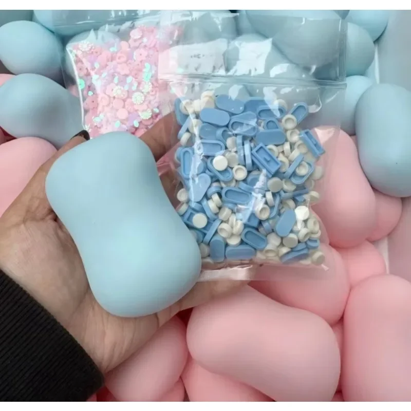 Hand simulated soap crispy decompression ball, filled with building blocks, produces a crisp and crisp sound for decompression