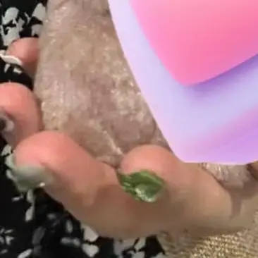 Lontras fofas dos desenhos animados segurando peixe boneca de pelúcia com corrente criativo kawaii chaveiros pendurado pingente jóias saco escolar carteira encantos